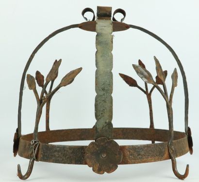 null Crown of office in wrought iron.

XIXth century.

H_29 cm L_38,5 cm