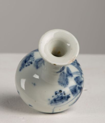 null CHINA or VIETNAM.

Porcelain vase with blue underglaze decoration of animated...