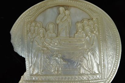 null Deux nacres sculptées de Jerusalem, l'une à décor de la dormition de la Vierge,...