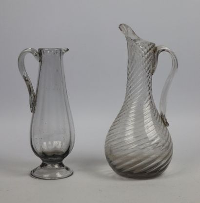 null Two cider jugs in blown glass.

18th century.

H_23,5 cm and 19,5 cm, shock...