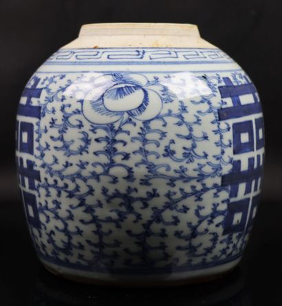 null CHINE.

Pot à gingembre en porcelaine à décor en camaïeu bleu.

XIXème siècle.

H_16,5...