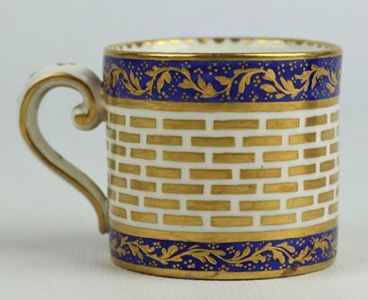 null SEVRES.

Tasse mignonnette et sous-tasse en porcelaine, à décor de rectangles...