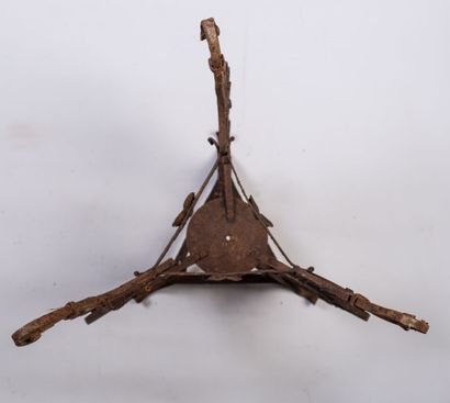 null Tripod base in wrought iron, old.

H_70 cm D_40 cm