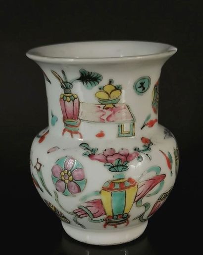 null CHINE.

Vase de forme balustre en porcelaine à décor de mobilier chinois.

Marque...