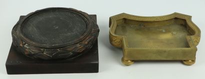 null Deux socles, l'un en bronze doré de style Louis XVI, de qualité (monture), 

l'autre...