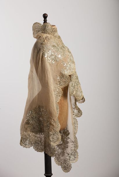 null Cotton cape embroidered with gold threads.

L_88 cm l_88 cm, approximately,...