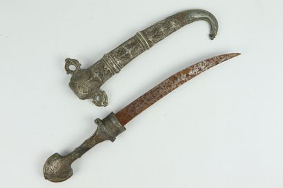 null NORTH AFRICA and YEMEN.

Set of four daggers, three with their scabbards.

L_30...