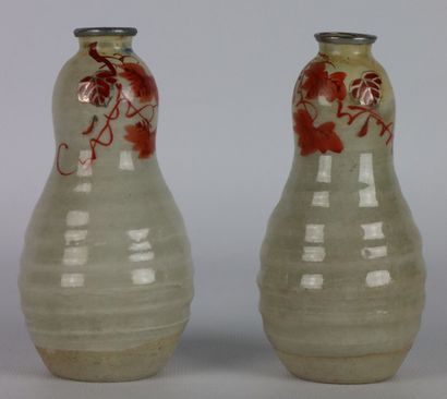 null JAPAN.

Pair of small vases with grooved body, the neck underlined by beige...