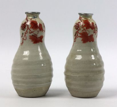 null JAPON.

Paire de petits vases à panse striée, le col souligné d'émail beige.

Décor...