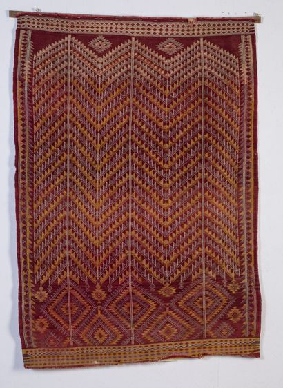 null NORTH AFRICA.

Woolen nomad carpet.

H_132 cm L_ 97cm, accidents