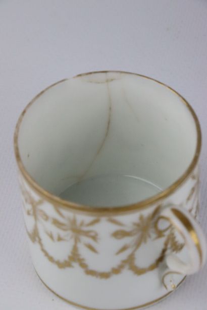 null PORCELAIN.

Set of old porcelain including : 

a white porcelain hanger.

L_22...