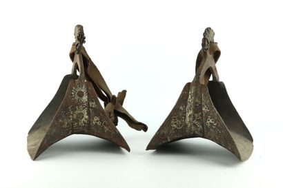 null Pair of Ottoman stirrups with stylized silver decoration.

19th century.

H_23...