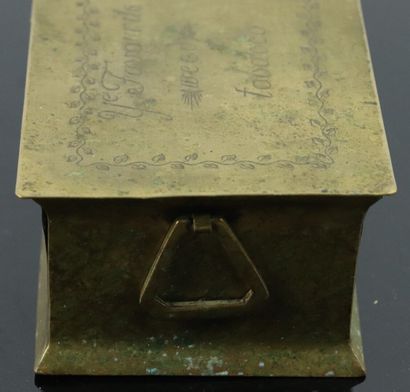 null Amusing brass tobacco box, the lid engraved with the inscription "Ye favourite...
