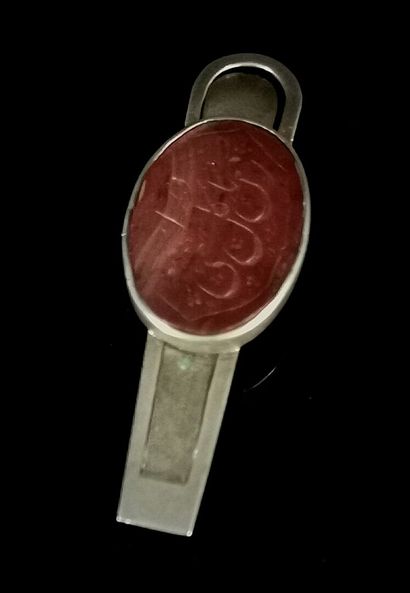 null Silver tie clip, decorated with an agate or carnelian engraved with a tugra.

Ottoman...