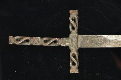 null Iron dagger, spindle and cross guard with interlacing.

L_26,4 cm