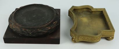 null Deux socles, l'un en bronze doré de style Louis XVI, de qualité (monture), 

l'autre...