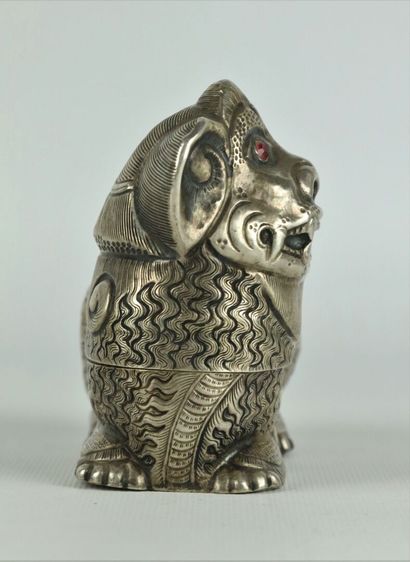 null CAMBODIA.

Betel box in silver low title in the shape of chimera, the eyes encrusted...