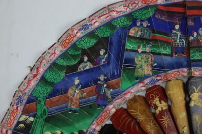 null CHINA, Canton.

Fan, the leaf painted with gouache of court scenes.

The frame...