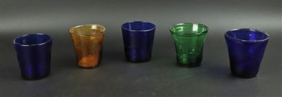 null Suite de cinq lumignons de couleurs en verre, anciens.

H_6,5 cm à 7,2 cm