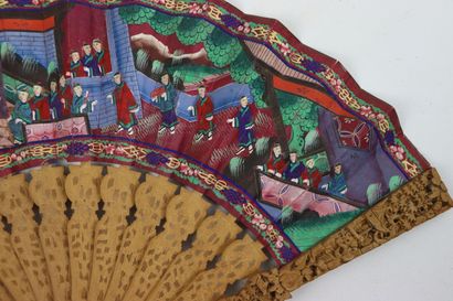 null CHINA, Canton.

Fan, the leaf decorated with gouache of court scenes.

The frame...