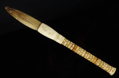 null CHINA.

Two calligrapher's brushes in bone.

L_28,5 cm and 26,5 cm