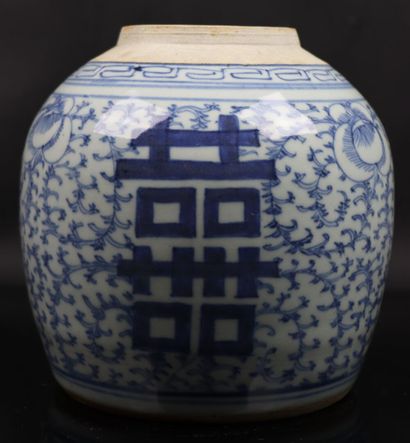 null CHINE.

Pot à gingembre en porcelaine à décor en camaïeu bleu.

XIXème siècle.

H_16,5...