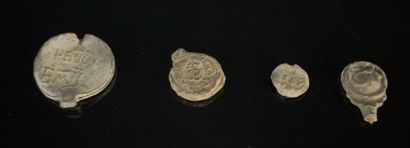null Ensemble de quatre sceaux en plomb médiévaux.

L_1,6 cm à 3,7 cm