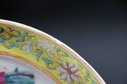 null CHINE, Canton.

Assiette en porcelaine à décor polychrome de musiciennes.

XIXème...