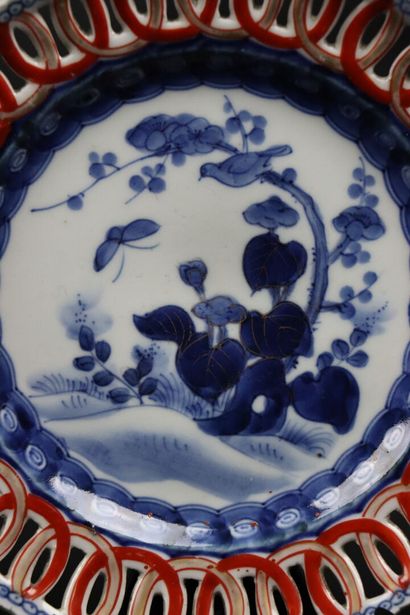 null JAPAN.

Three porcelain plates, the wing openwork, decorated in blue monochrome,...