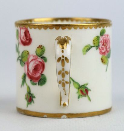 null SEVRES.

Tasse mignonnette et sous-tasse en porcelaine, à décor de semis de...