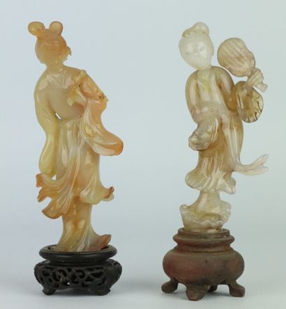 null CHINE.

Deux statuettes de guanyins en agate.

H_10,5 cm et 11,5 cm, manque...