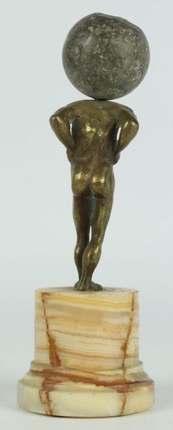 null Atlas portant le Monde.

Sculpture en bronze et pierre, la base en onyx.

XIXème...