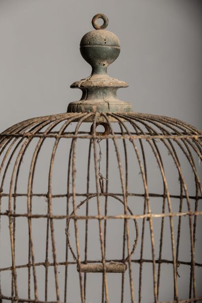 null Cage à oiseau en bois et métal.

Vers 1900.

H_52 cm D_29 cm