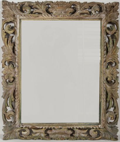 null Miroir en bois cérusé et rechampi.

Fin du XIXème siècle.

H_95 cm L_79 cm