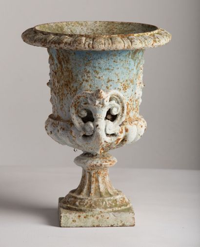 null Vase Médicis en fonte à anses à enroulements de feuilles.

XIXème siècle.

H_35.5...