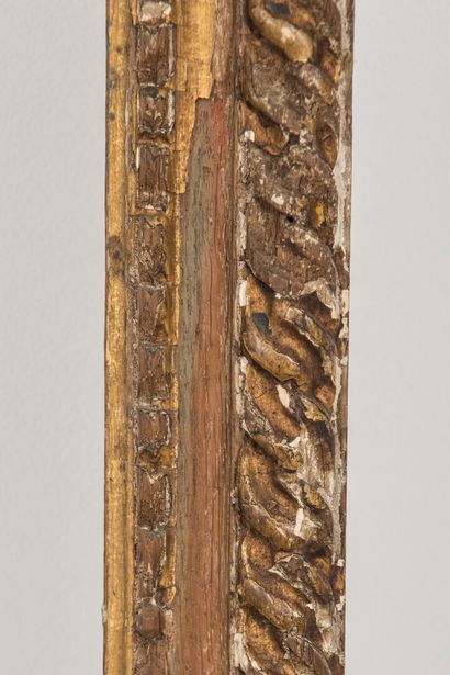 null Cadre en bois sculpté et doré.

Italie, XVIIème siècle.

H_85,3 cm L_76,3 cm.

H_74,8...