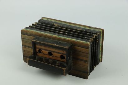 null Accordéon jouet d'enfant en bois, carton et métal.

Vers 1900.

H_17,9 cm