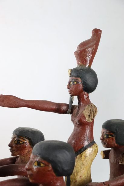 null Barque funéraire égyptienne en bois peint à décor de têtes d'animaux et hiéroglyphes....