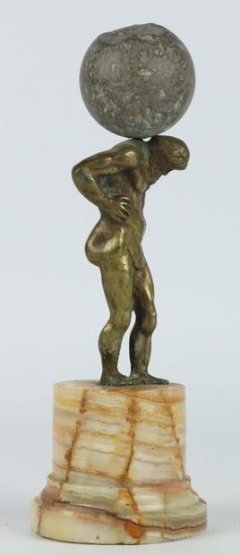 null Atlas portant le Monde.

Sculpture en bronze et pierre, la base en onyx.

XIXème...