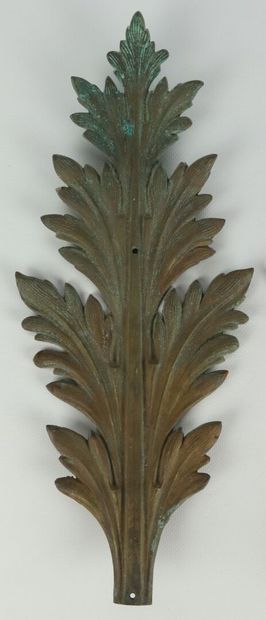 null Paire de palmes en bronze.

XIXème siècle.

H_39,2 cm et 41 cm, l'une avec fixation...