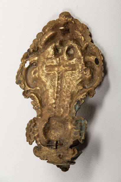 null Bénitier en bronze, orné de trois têtes d'anges, dragon à la base de la croix.

H_26,3...