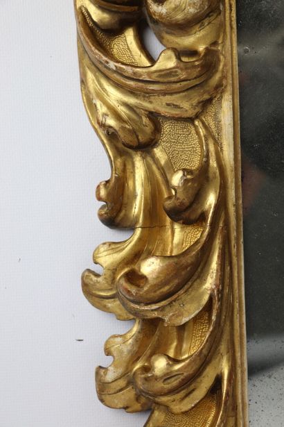 null ITALIE.

Miroir en bois et stuc doré à décor de rinceaux et feuilles d'acanthe.

XVIIIème...