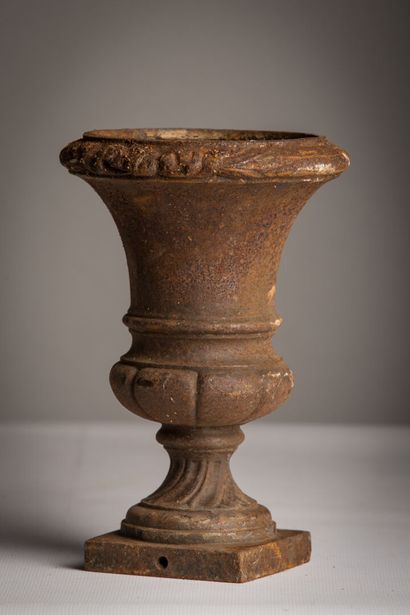 null Petit vase Médicis en fonte.

XIXème siècle.

H_20 cm D_13 cm