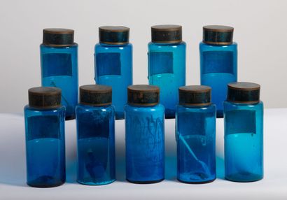 null Ensemble de 9 pots à pharmacie en verre bleu, à étiquettes de porcelaine, les...