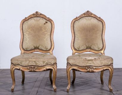 null Fauteuil et paire de chaises en bois sculpté et doré.

Style Louis XV, fin du...