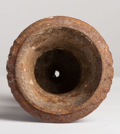 null Petit vase Médicis en fonte.

XIXème siècle.

H_20 cm D_13 cm