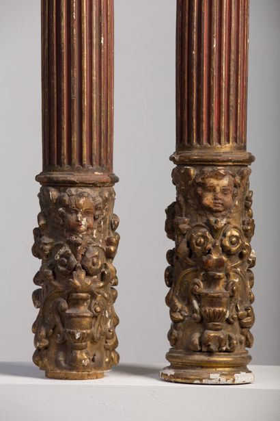 null Paire de colonnes en bois sculpté, doré et polychrome.

Les fûts cannelés reposant...