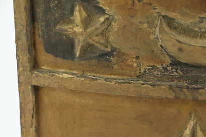 null Blason en bois sculpté à décor d'armoiries, laqué noir et or.

H_27,4 cm L_20,4...