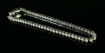 null Bracelet en or gris orné d'une ligne de diamants.

L_ 17 cm.

Poids brut : 10.15...