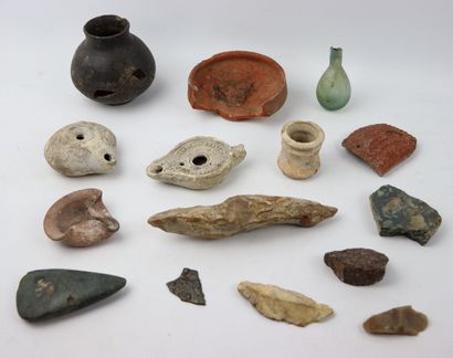 null Ensemble d'objets archéologiques comprenant : un lacrymal en verre irisé romain,...